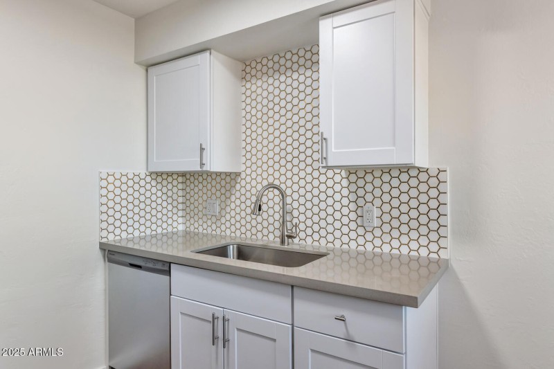 7602 E Polk St-large-014-039-Unit 101-15