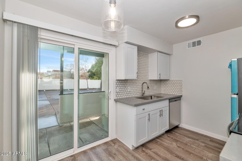 7602 E Polk St-large-021-040-Unit 102-15