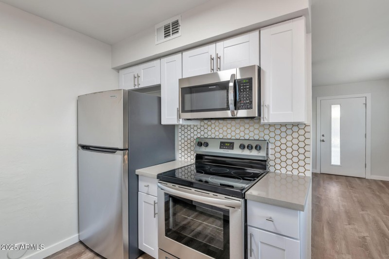 7602 E Polk St-large-031-028-Unit 103-15