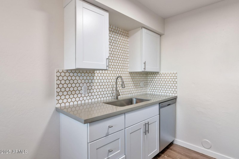 7602 E Polk St-large-032-038-Unit 103-15