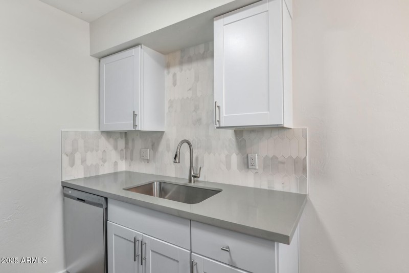 7602 E Polk St-large-042-036-Unit 201-15