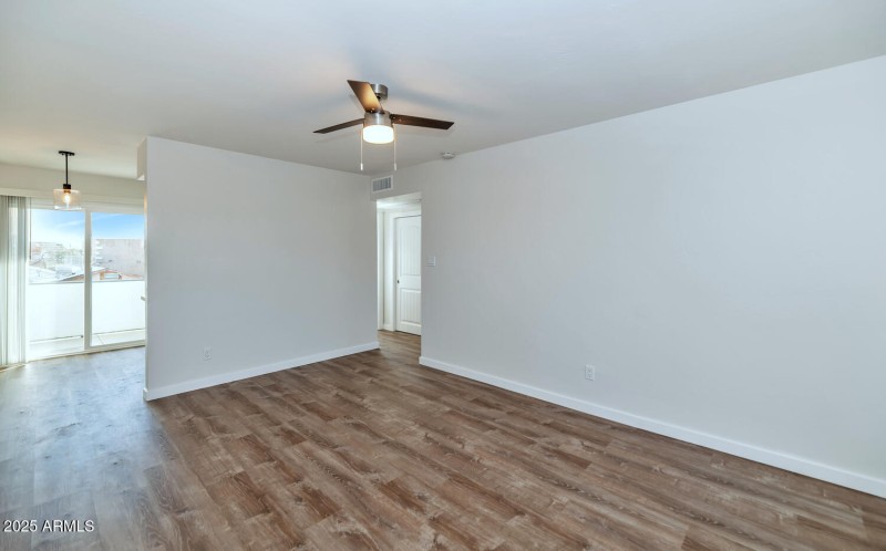7602 E Polk St-large-048-016-Unit 202-15