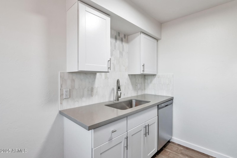 7602 E Polk St-large-061-061-Unit 203-15