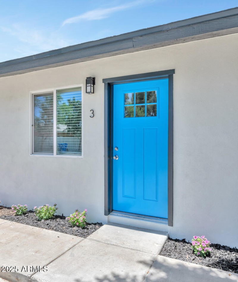 2122 W Augusta Ave-large-003-002-2122 W