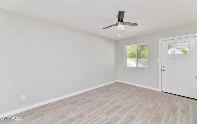 2122 W Augusta Ave-large-011-006-2122 W