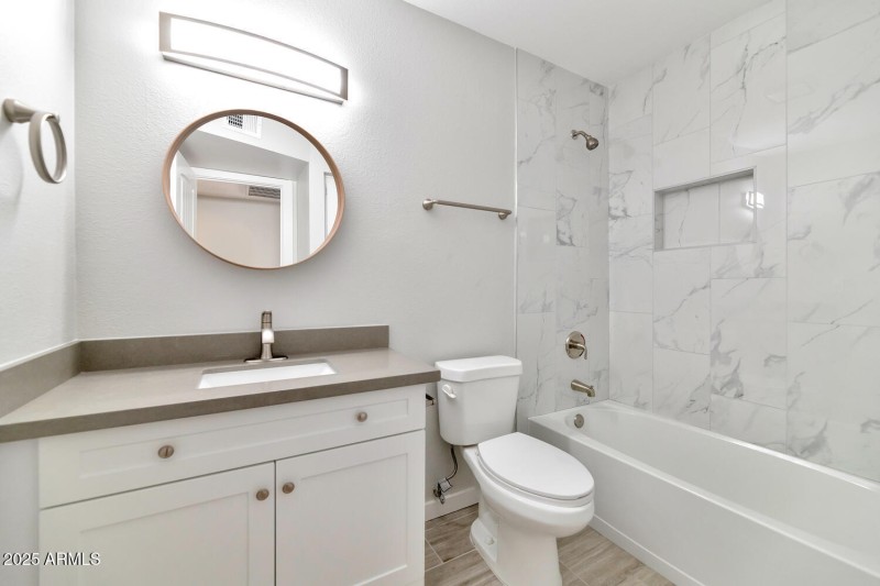 2122 W Augusta Ave-large-013-010-2122 W