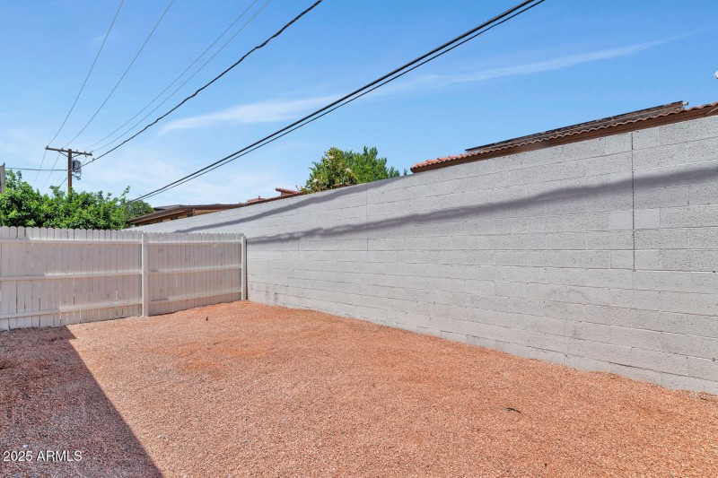 2122 W Augusta Ave-large-017-015-2122 W