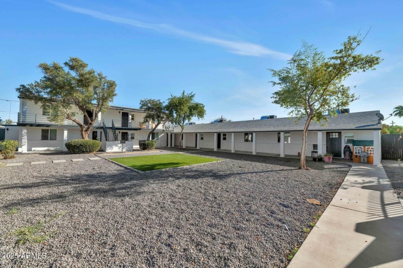 306 E Kinderman Dr-large-003-021-306 E K