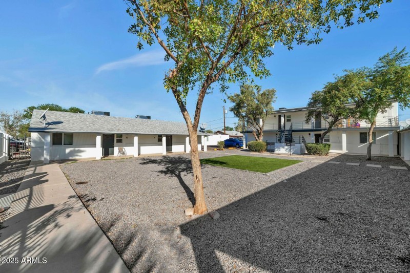 306 E Kinderman Dr-large-004-003-306 E K