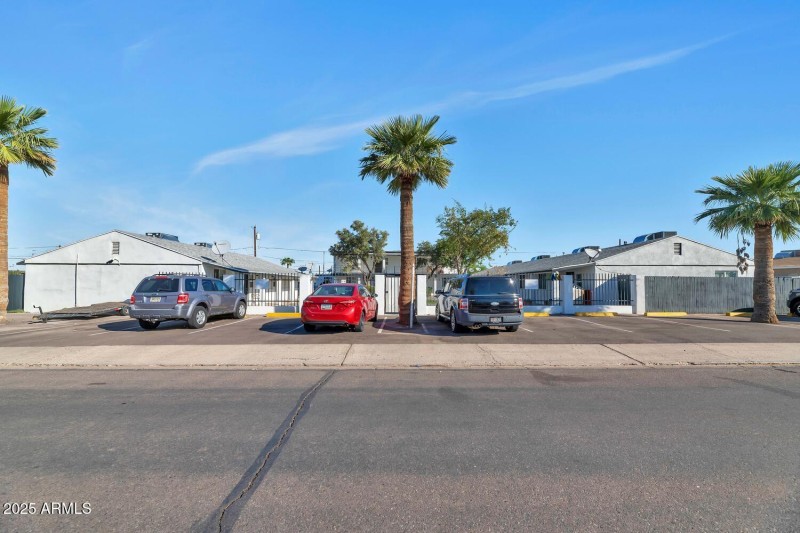 306 E Kinderman Dr-large-005-010-306 E K