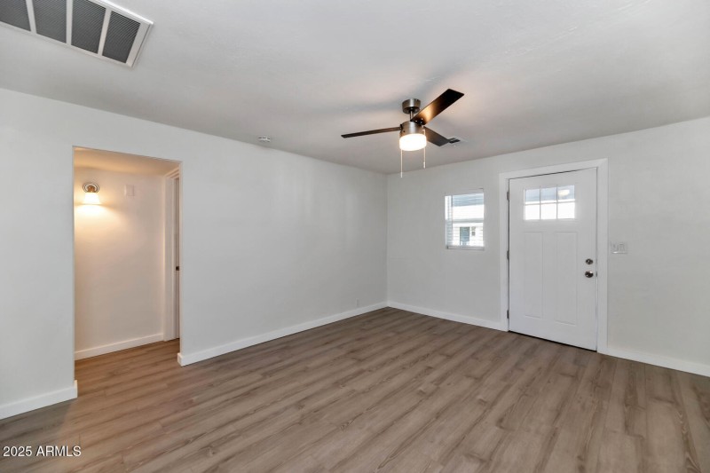 306 E Kinderman Dr-large-008-020-306 E K