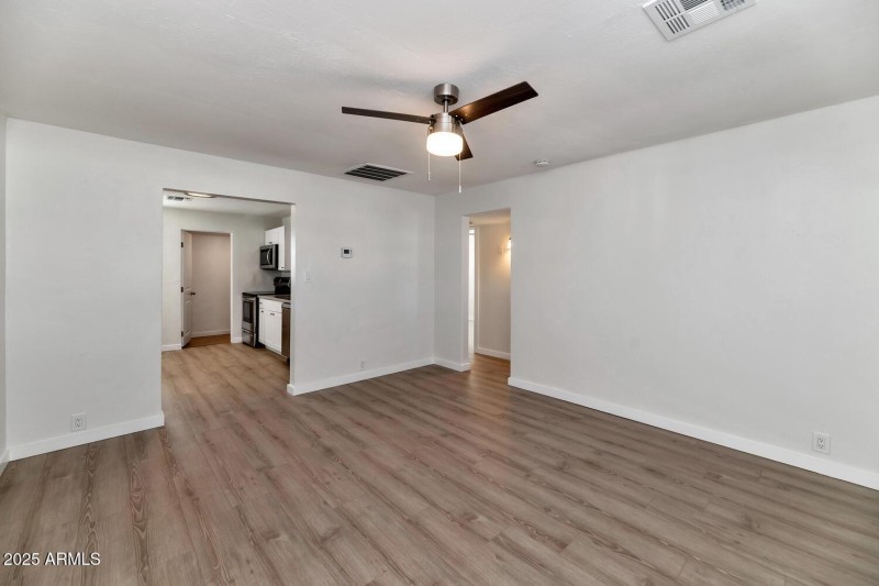 306 E Kinderman Dr-large-009-017-306 E K