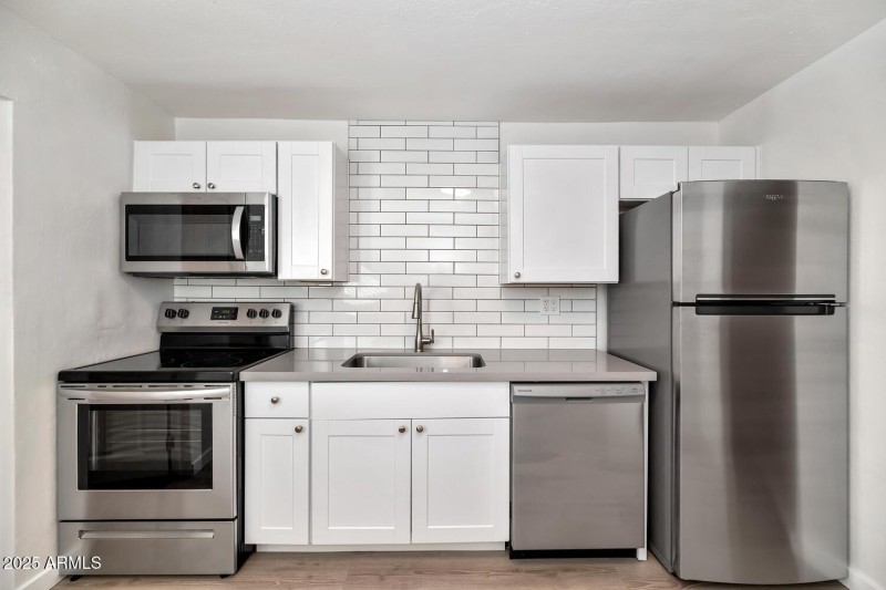 306 E Kinderman Dr-large-010-043-306 E K