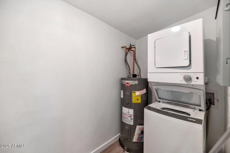306 E Kinderman Dr-large-011-034-306 E K