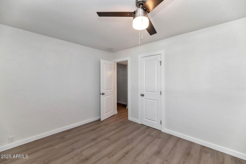 306 E Kinderman Dr-large-013-011-306 E K