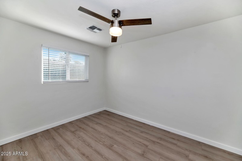 306 E Kinderman Dr-large-014-005-306 E K