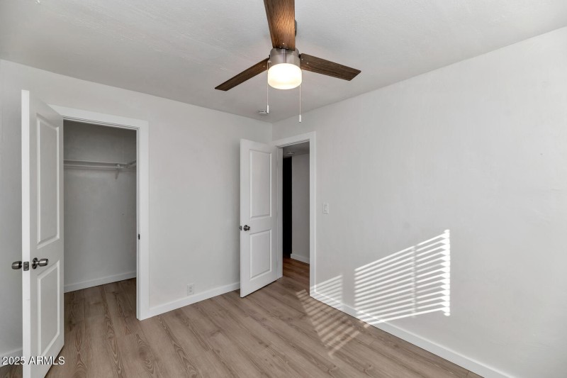 306 E Kinderman Dr-large-015-004-306 E K