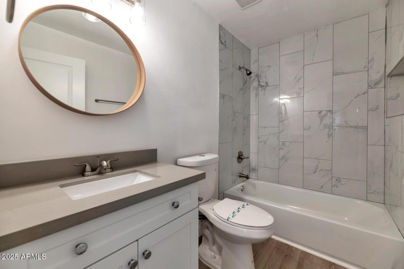 306 E Kinderman Dr-large-016-022-306 E K