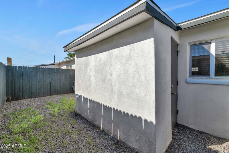 306 E Kinderman Dr-large-017-033-306 E K