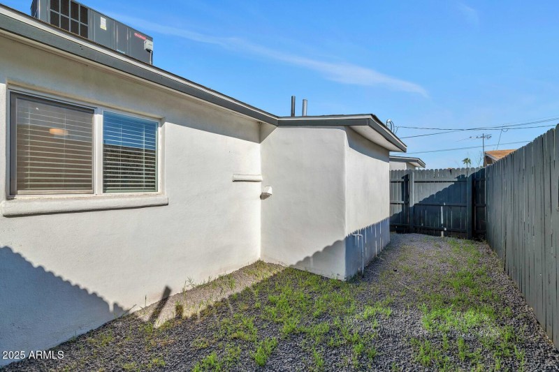306 E Kinderman Dr-large-018-084-306 E K