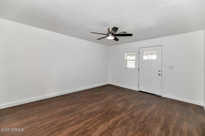 306 E Kinderman Dr-large-019-062-306 E K