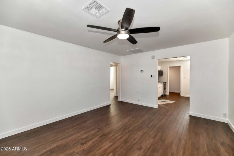 306 E Kinderman Dr-large-020-019-306 E K