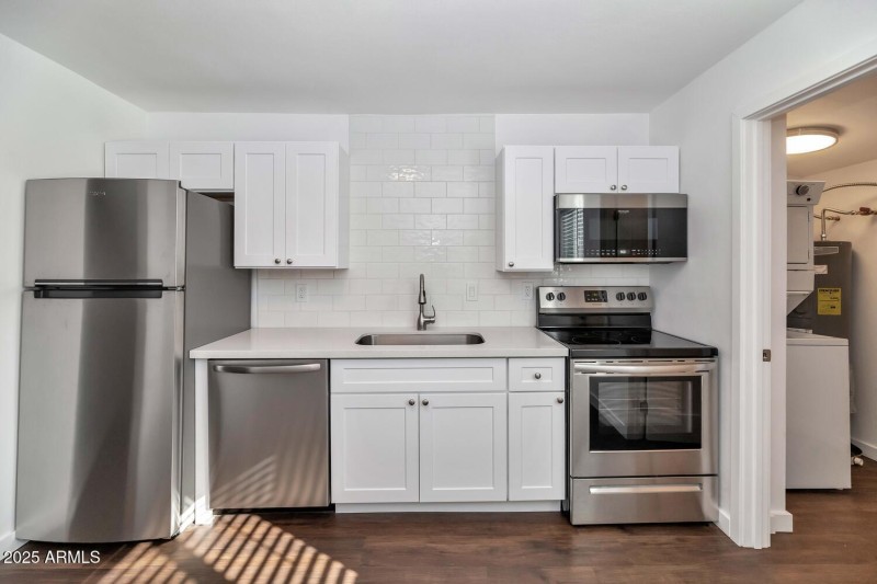 306 E Kinderman Dr-large-021-015-306 E K