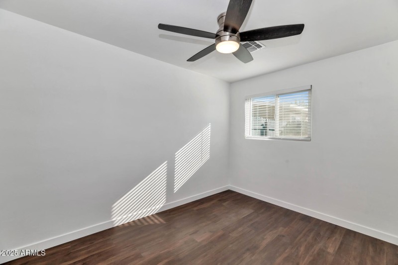 306 E Kinderman Dr-large-023-016-306 E K