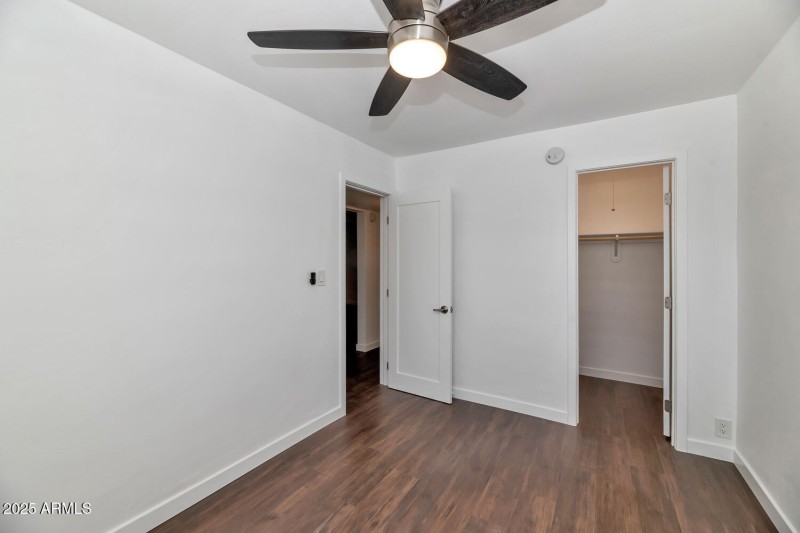 306 E Kinderman Dr-large-024-007-306 E K