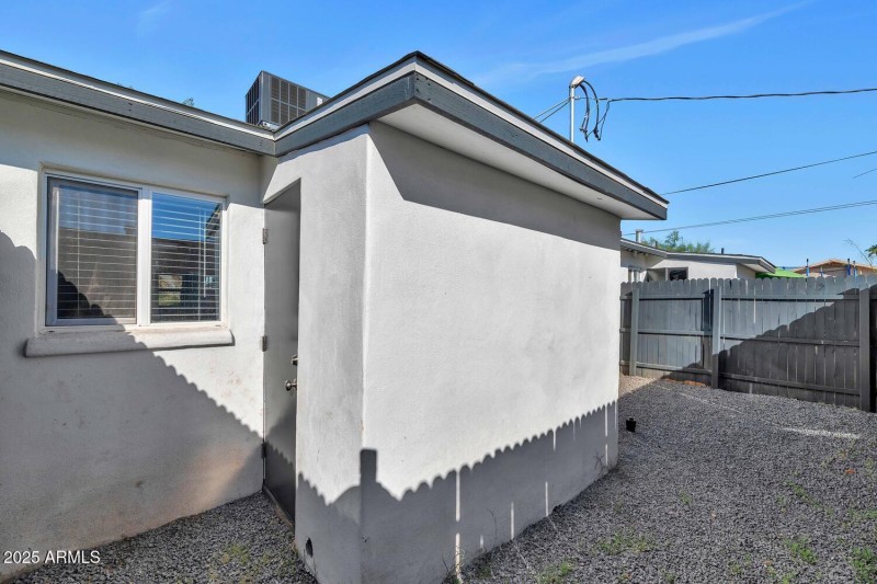 306 E Kinderman Dr-large-026-041-306 E K