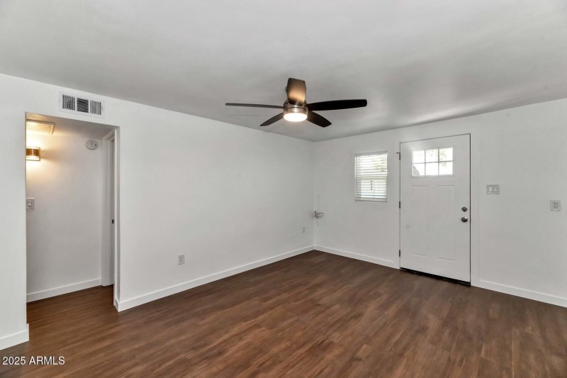 306 E Kinderman Dr-large-027-029-306 E K