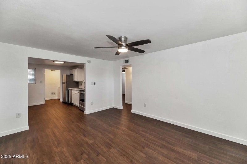 306 E Kinderman Dr-large-028-039-306 E K