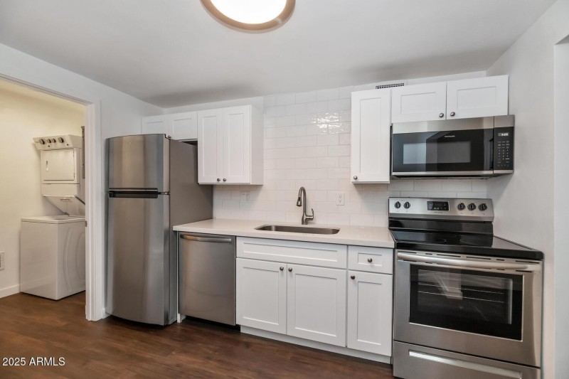 306 E Kinderman Dr-large-029-044-306 E K