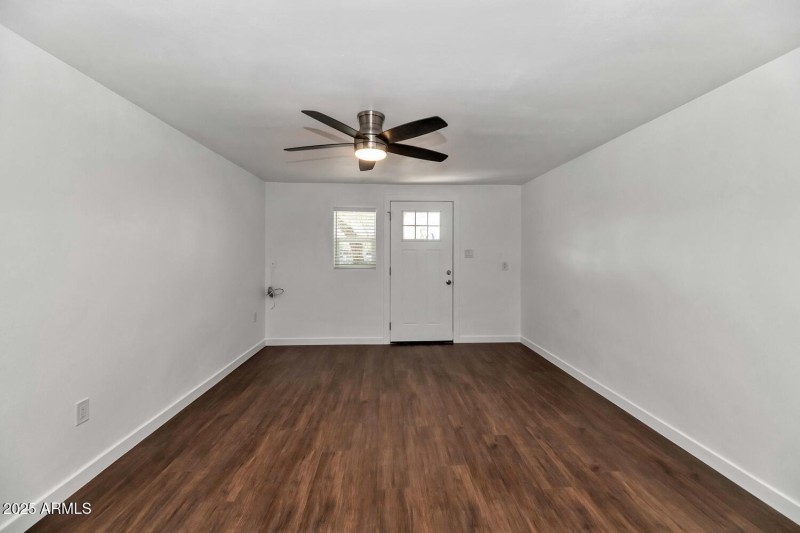 306 E Kinderman Dr-large-030-073-306 E K