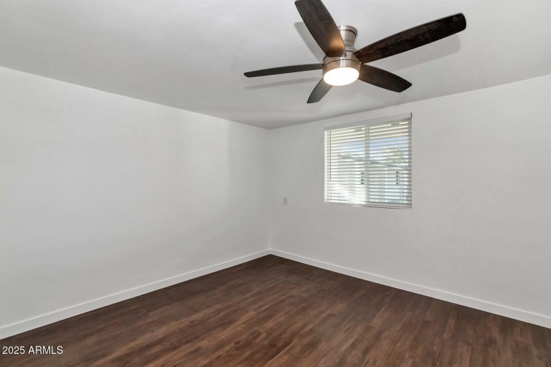 306 E Kinderman Dr-large-031-030-306 E K