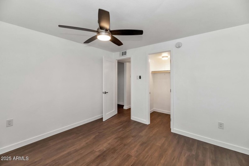 306 E Kinderman Dr-large-032-040-306 E K
