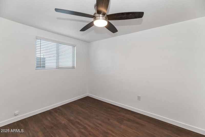 306 E Kinderman Dr-large-033-026-306 E K