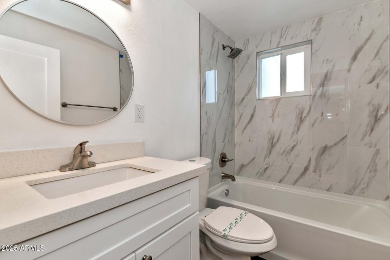 306 E Kinderman Dr-large-034-049-306 E K