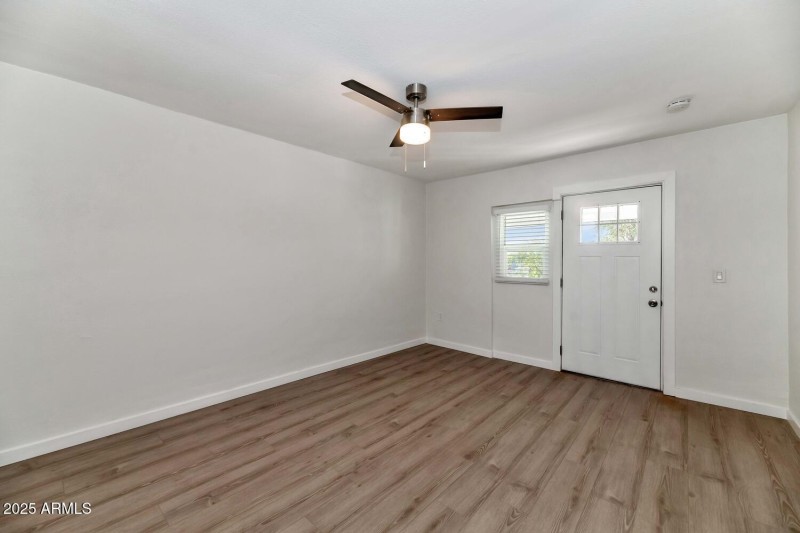 306 E Kinderman Dr-large-035-036-306 E K