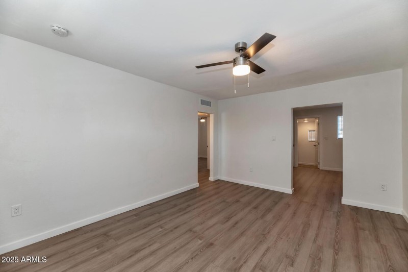 306 E Kinderman Dr-large-036-037-306 E K