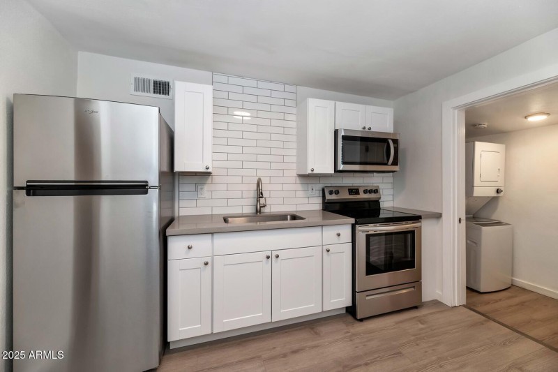 306 E Kinderman Dr-large-037-047-306 E K