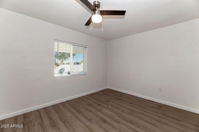 306 E Kinderman Dr-large-038-032-306 E K