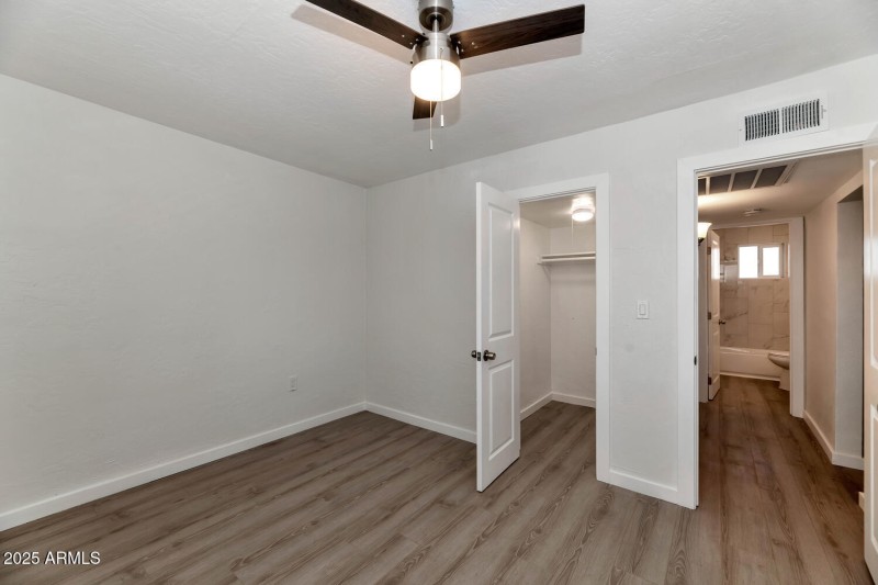 306 E Kinderman Dr-large-039-048-306 E K