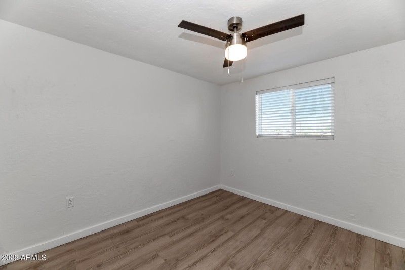 306 E Kinderman Dr-large-040-042-306 E K