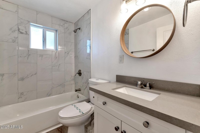 306 E Kinderman Dr-large-041-079-306 E K