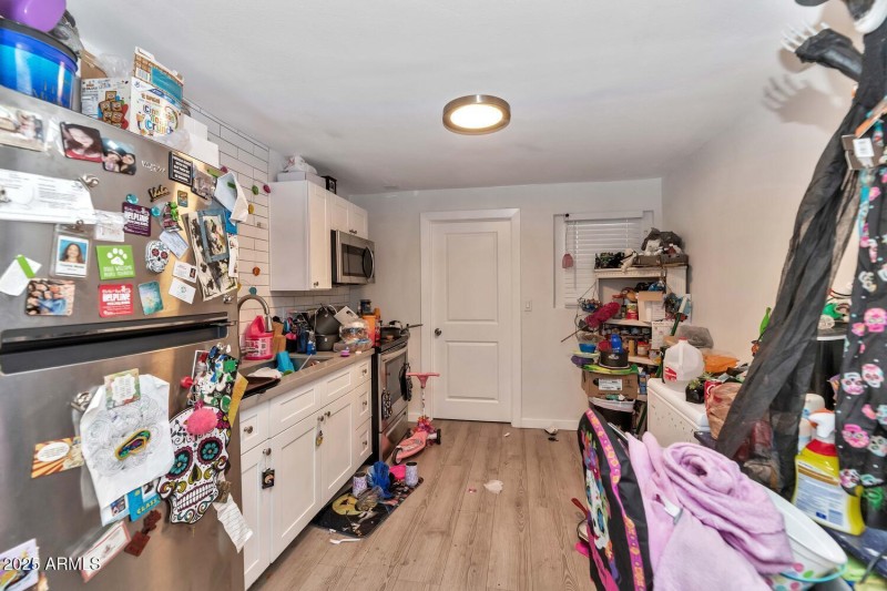 306 E Kinderman Dr-large-043-024-306 E K