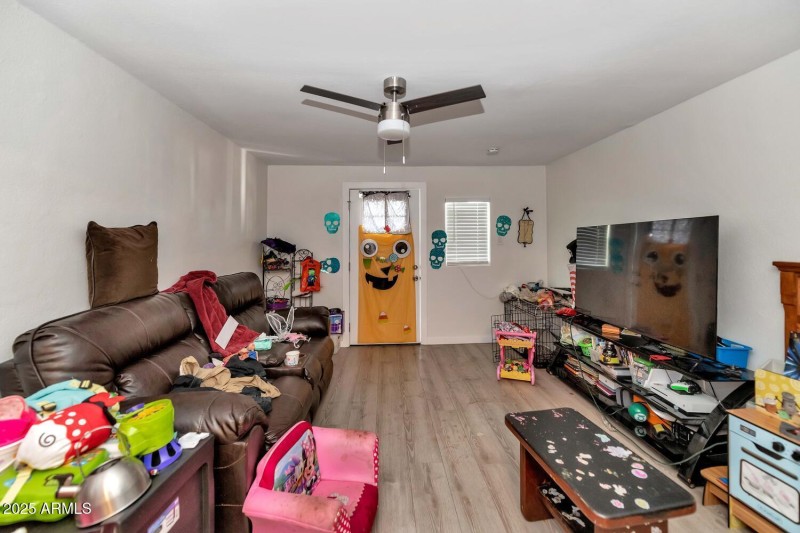 306 E Kinderman Dr-large-044-055-306 E K