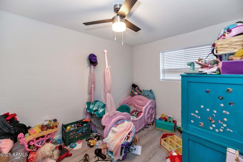 306 E Kinderman Dr-large-046-056-306 E K