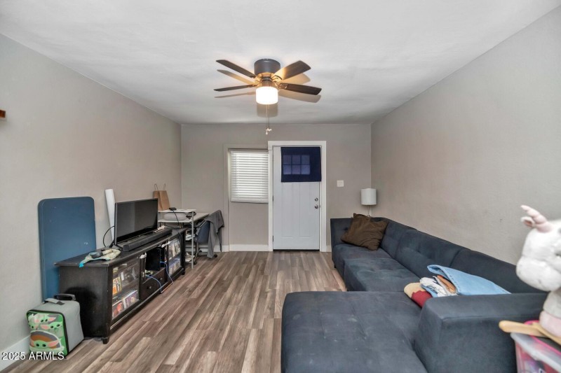 306 E Kinderman Dr-large-048-069-306 E K