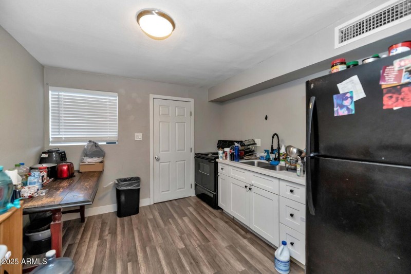 306 E Kinderman Dr-large-049-057-306 E K